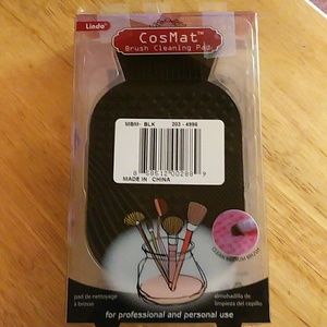 Makeup brush cleaning pad